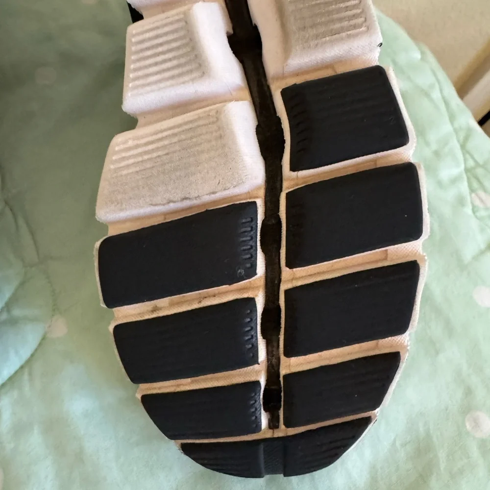 On Running Black Sneakers Womens size 8 - Picture 16 of 16